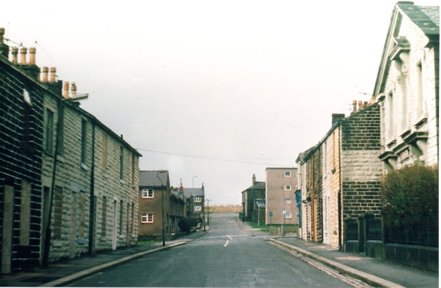 Bottom of King St At the end of the terrace on left was the allyway which came from Pickering St into King St and pub on that corner.